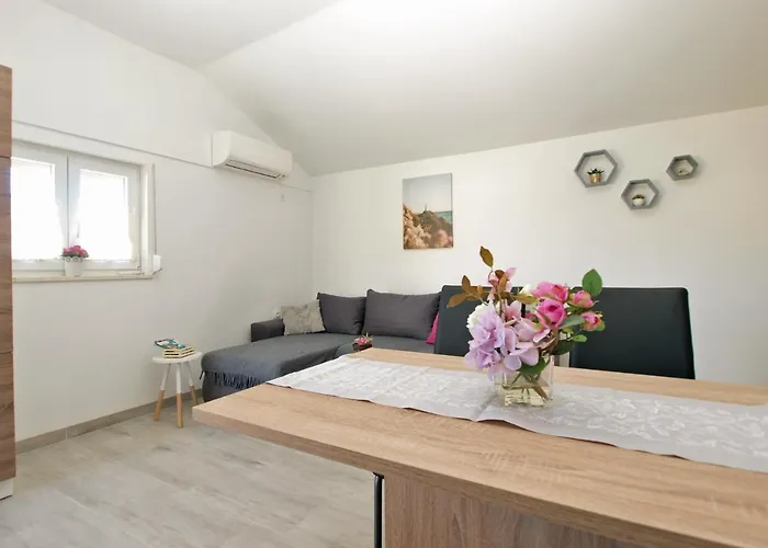 House Ankica 1818 度假居 *
